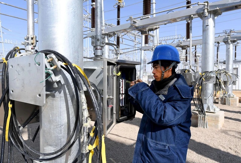 SF₆ Circuit Breaker: Kriittinen komponentti korkeajännitteisessä sähköverkossa, joka tarjoaa erinomaisen suorituskyvyn korkean elektronegatiivisuuden ja 100-kertaisen ilman kaaren sammutuskyvyn ansiosta. SF₆ Circuit Breaker: Kriittinen komponentti korkeajännitteisessä sähköverkossa, joka tarjoaa erinomaisen suorituskyvyn korkean elektronegatiivisuuden ja 100-kertaisen ilman kaaren sammutuskyvyn ansiosta.