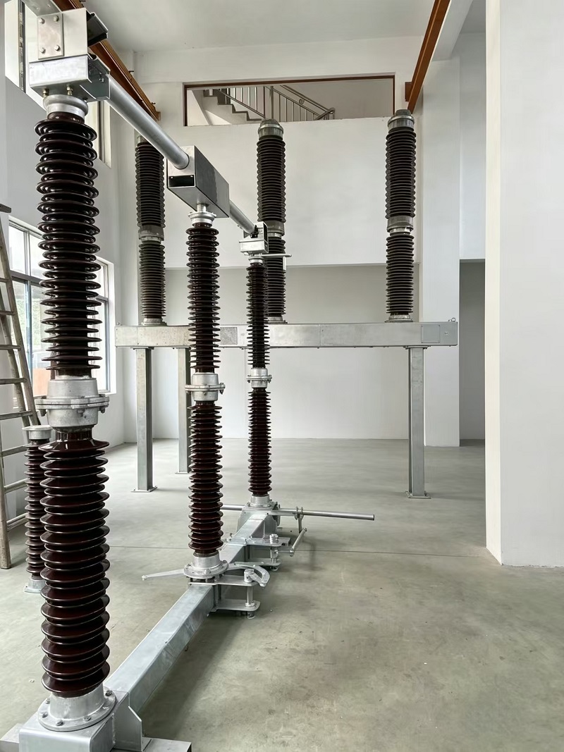 220 kV:n katkaisin ulkokäyttöön korkeajännitteisille sähköasemasovelluksille 220 kV:n katkaisin ulkokäyttöön korkeajännitteisille sähköasemasovelluksille